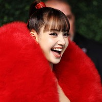 Penampilan Lisa BLACKPINK dilengkapi dengan mantel bulu panjang yang menyapu lantai rancangan desainer Cina-Amerika Quine Li. Serta pump heels serasi dari Jimmy Choo. Foto: Instagram
