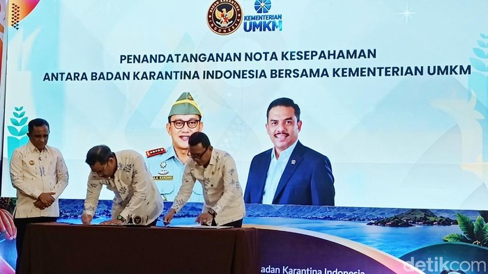 Penandatanganan Nota kesepahaman yang dilakukan Kepala Badan Karantina Indonesia, Abdul Kadir Karding (Kanan) bersama Menteri UMKM, Maman Abdurrahman (Tengah) disaksikan Gubernur Sulteng, Anwar Hafid (kiri) di Kota Palu, Sulawesi Tengah. Senin (28/9/2026).