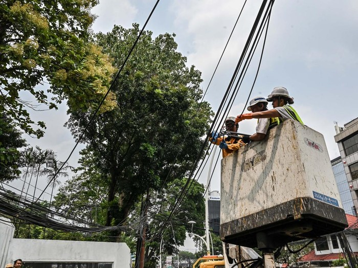 Petugas Dinas Bina Marga memotong jaringan kabel utilitas di Jakarta, Senin (28/9/2026). Dinas Bina Marga Provinsi DKI Jakarta bersama operator terkait melakukan penataan kabel utilitas sepanjang 1.161 meter dikawasan tersebut guna mendukung transformasi Jakarta menjadi kota global. ANTARA FOTO/Fakhri Hermansyah/agr