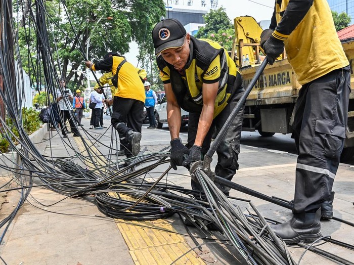 Petugas Dinas Bina Marga memotong jaringan kabel utilitas di Jakarta, Senin (28/9/2026). Dinas Bina Marga Provinsi DKI Jakarta bersama operator terkait melakukan penataan kabel utilitas sepanjang 1.161 meter dikawasan tersebut guna mendukung transformasi Jakarta menjadi kota global. ANTARA FOTO/Fakhri Hermansyah/agr