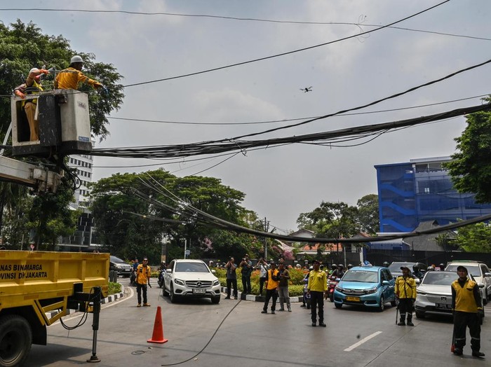 Petugas Dinas Bina Marga memotong jaringan kabel utilitas di Jakarta, Senin (28/9/2026). Dinas Bina Marga Provinsi DKI Jakarta bersama operator terkait melakukan penataan kabel utilitas sepanjang 1.161 meter dikawasan tersebut guna mendukung transformasi Jakarta menjadi kota global. ANTARA FOTO/Fakhri Hermansyah/agr