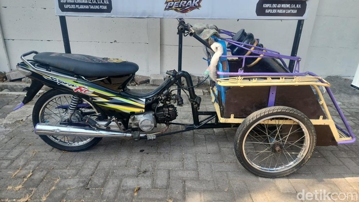 Barang bukti becak motor dan besi trotoar di Jalan Kembang Jepun Surabaya