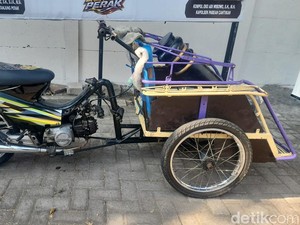 Modal Palu dan Obeng, Tukang Becak Motor Surabaya Curi Besi Trotoar