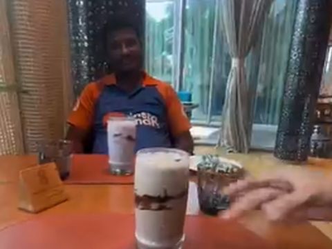 Bikin Haru! Konten Kreator Ajak Ojol Minum Milkshake di Hotel Mewah