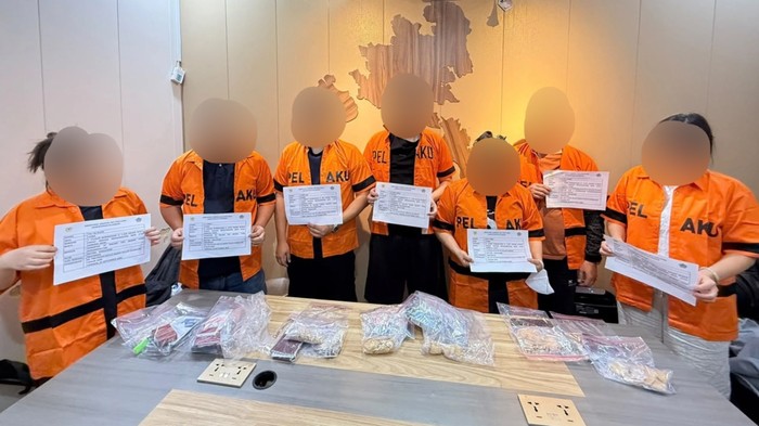 Petugas Bea Cukai Batam gagalkan upaya penyeludupan 43 bungkusan bubuk emas dengan berat total sekitar 11,31 Kg.