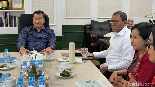 Pertemuan Wagub NTT Jhoni Asadoma (baju putih) dengan Deputi Sumber Daya Manusia (SDM) Aparatur KemenPAN-RB, Aba Subagja.