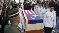 Istri Mahathir Mohamad Dimakamkan, Pelayat Beri Penghormatan Terakhir