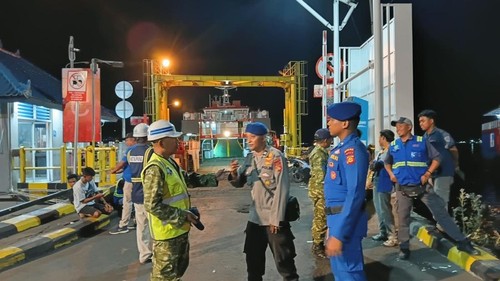 Petugas gabungan melakukan proses pencarian terhadap penumpang KMP Cemerlang 55 yang hilang diduga menceburkan diri ke laut saat kapal berlayar di Selat Bali, Minggu (27/9/2026). (Istimewa)