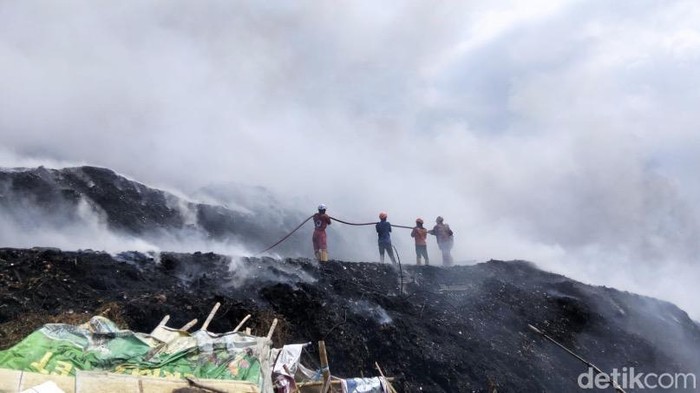 Petugas gabungan saat berjibaku memadamkan api di TPA Cikundul, Sukabumi