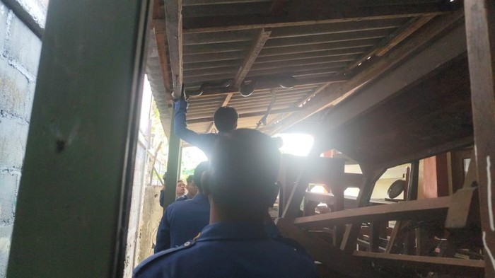 Piton nangkring di atap kelas SMPN 4 Gresik.