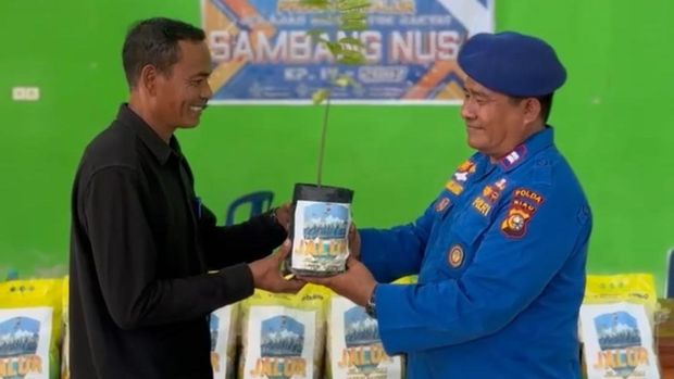 Polda Riau menyalurkan 100 karung beras untuk warga pesisir Siak melalui program JALUR, Senin (28/9/2026).