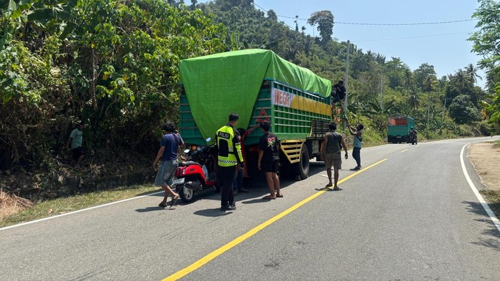 Polisi mendatangi TKP pemotor tertabrak truk di Jalan Trans Mamuju.