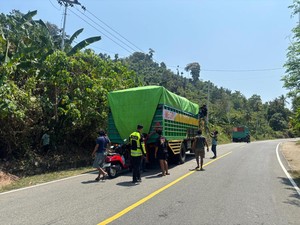 Pemotor Tewas Tertabrak Truk Saat Nyalip Mobil di Jalan Mamuju