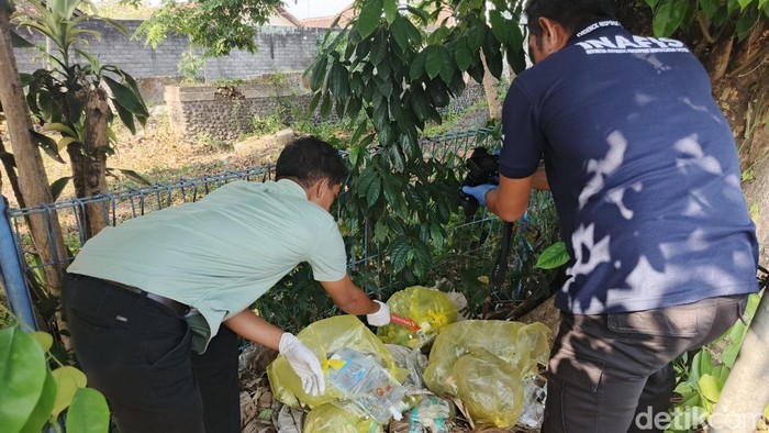 Polisi mengidentifikasi limbah medis yang ditemukan terbuang di pinggir jalan Denpasar-Gilimanuk, tepatnya di sebelah selatan RSU Negara, Kabupaten Jembrana, Senin (28/9/2026).