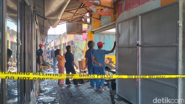 Polisi olah TKP kebakaran di Pasar Gempol Pasuruan