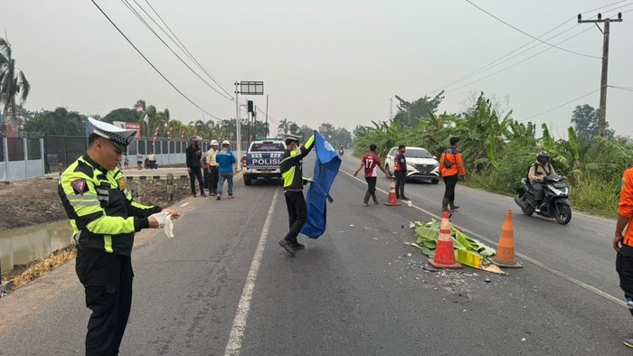 Polisi saat melakukan olah TKP kecelakaan di Ogan Ilir