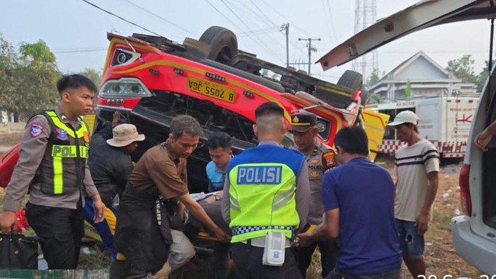 Polisi saat mengevakuasi korban kecelakaan bus di Mesuji