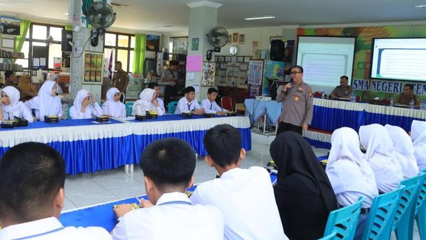 Polres Inhil menanamkan semangat Green Policing di sekolah dengan menanam pohon bareng siswa Polres Inhil menanamkan semangat Green Policing di sekolah dengan menanam pohon bareng siswa, Senin (28/9/2026).