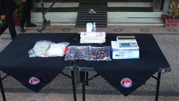 Polres Malang Polda Jawa Timur menggagalkan peredaran lebih dari 1,1 kilogram (kg) sabu yang dibawa dari Jakarta ke Kabupaten Malang. (dok Ist) Polres Malang Polda Jawa Timur menggagalkan peredaran lebih dari 1,1 kilogram (kg) sabu yang dibawa dari Jakarta ke Kabupaten Malang. (dok Ist)