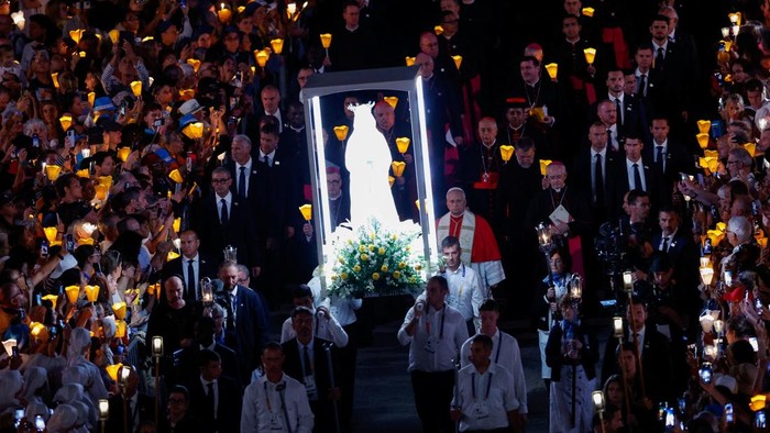 Pope Leo leads a candlelight procession at the Sanctuary of Our Lady of Lourdes, as part of his four-day apostolic journey to France, in Lourdes, France September 27, 2026. REUTERS/Remo Casilli