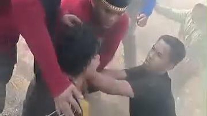 Pria berinisial RS dikeroyok saat pawai Maulid Nabi di Majene. Polisi amankan satu terduga pelaku dan masih menyelidiki kasus ini.