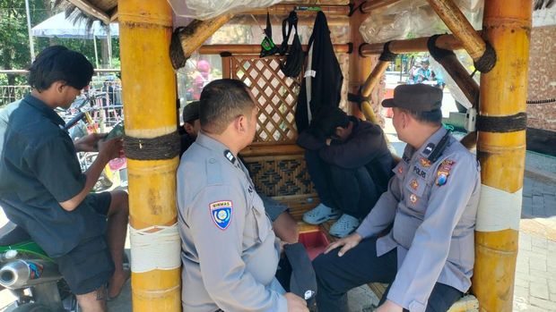 Pria di Kota Batu nyaris akhiri hidup di Jembatan Cangar usai nekat memanjat pagar pembatas. Pria di Kota Batu nyaris akhiri hidup di Jembatan Cangar usai nekat memanjat pagar pembatas.