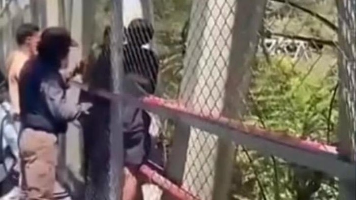 Pria di Kota Batu nyaris akhiri hidup di Jembatan Cangar usai nekat memanjat pagar pembatas.
