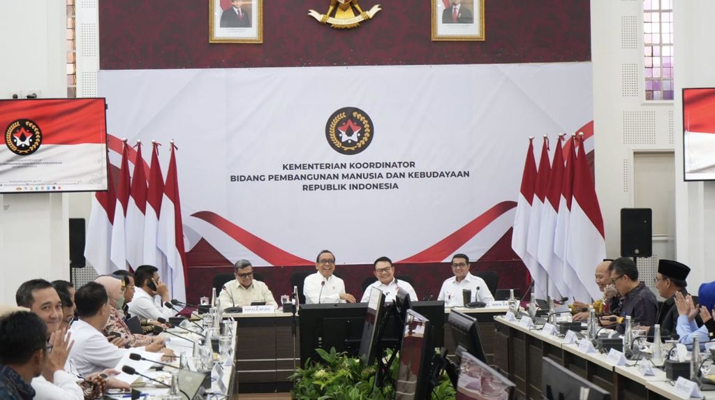 Pemerintah menggelar rapat koordinasi lintas kementerian/lembaga (K/L) untuk mengawal implementasi kewajiban sertifikasi halal yang mulai berlaku pada 18 Oktober 2026 sesuai amanat peraturan perundang-undangan, sekaligus memberikan kepastian bagi masyarakat dan mendukung dunia usaha serta industri dalam negeri. (Badan Penyelenggara Jaminan Produk Halal)