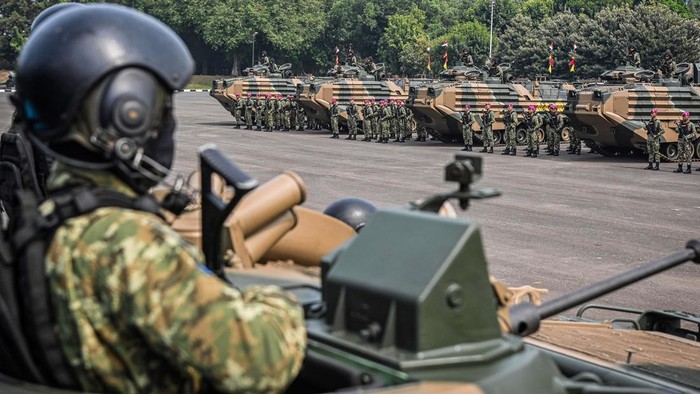 Kendaraan tempur amfibi AAV M-35 melintas di Markas Komando Korps Marinir, Cilandak, Jakarta, Senin (28/9/2026). Kementerian Pertahanan menyerahkan 12 kendaraan tempur (ranpur) amfibi AAV M-35 dari Amerika Serikat kepada Korps Marinir Angakatan Laut pada tahap pertama dari total 35 unit ranpur untuk modernisasi alutsista dan memperkuat Korps Marinir dalam operasi amfibi. ANTARA FOTO/Sulthony Hasanuddin/agr