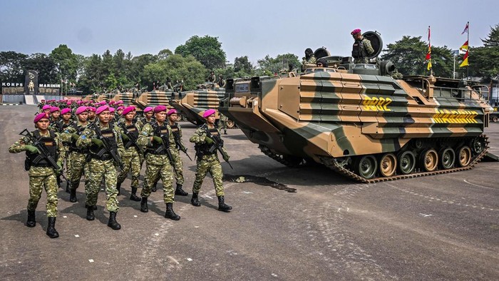 Kendaraan tempur amfibi AAV M-35 melintas di Markas Komando Korps Marinir, Cilandak, Jakarta, Senin (28/9/2026). Kementerian Pertahanan menyerahkan 12 kendaraan tempur (ranpur) amfibi AAV M-35 dari Amerika Serikat kepada Korps Marinir Angakatan Laut pada tahap pertama dari total 35 unit ranpur untuk modernisasi alutsista dan memperkuat Korps Marinir dalam operasi amfibi. ANTARA FOTO/Sulthony Hasanuddin/agr