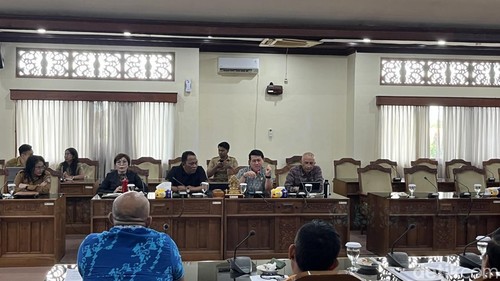 Rapat Komisi IV DPRD Bali dengan Disnaker Bali dan Aliansi Semeton Serikat Pekerja Bali di Kantor DPRD Bali, Senin (28/9/2026)