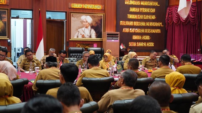 Rapat Rancangan Perubahan APBD 2026 di Ruang Soekarno-Hatta, Pendopo Bupati Bogor, Cibinong, Senin (28/9/2026).