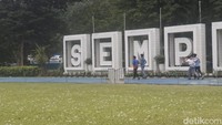 'Salju' Turun di Lapangan Sempur Kota Bogor, Warga Sambut Riang