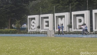 'Salju' Turun di Lapangan Sempur Kota Bogor, Warga Sambut Riang