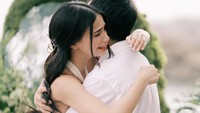 Setelah menerima lamaran, Roxie Smith terlihat menangis haru. Pemilik 287 ribu pengikut di Instagram itu lalu dipeluk Karl Adolfo. (foto: dok Instagram roxieebae)