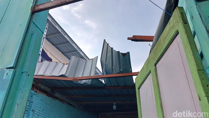Rumah warga di Mamuju rusak diterjang angin kencang dan hujan deras.