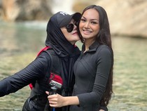 Momen Quality Time Sarita Abdul Mukti Bareng Shabina Mecca ke Curug Sentul
