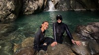 Sarita Abdul Mukti dan Shabina Mecca main air setelah habis trekking. (Foto: dok Instagram queen_saritaabdulmukti)