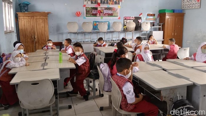 SD Negeri di Palembang belajar tatap muka memakai maskter di tengah selimu kabut asap