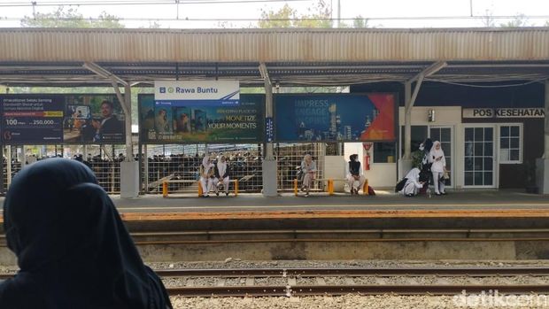 Seorang penumpang wanita melahirkan di dalam gerbong kereta rel listrik (KRL) relasi Rangkasbitung-Tanah Abang (Green Line). Petugas sigap membantu proses persalinan penumpang hingga dirujuk ke fasilitas kesehatan (faskes) terdekat. (M Syahid A/detikcom)