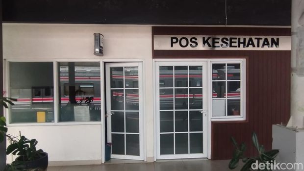 Seorang penumpang wanita melahirkan di dalam gerbong kereta rel listrik (KRL) relasi Rangkasbitung-Tanah Abang (Green Line). Petugas sigap membantu proses persalinan penumpang hingga dirujuk ke fasilitas kesehatan (faskes) terdekat. (M Syahid A/detikcom)