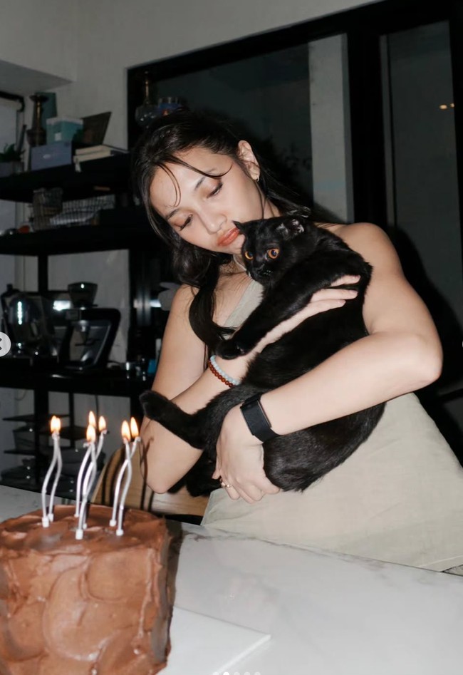 Sheila tampil mengenakan busana simpel halter neck berwarna coklat. Berlokasi di rumah, sebuah kue ulang tahun lengkap dengan lilin menyala tampak sudah dipersiapkan. “backpain-nya udah dapat tapi dewasanya engga dapat. hawo tigaempat,” tulis keterangan unggahannya. Foto: Instagram/@sheiladaisha