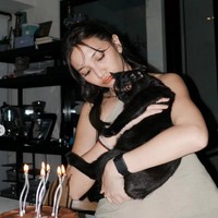 Sheila tampil mengenakan busana simpel halter neck berwarna coklat. Berlokasi di rumah, sebuah kue ulang tahun lengkap dengan lilin menyala tampak sudah dipersiapkan. “backpain-nya udah dapat tapi dewasanya engga dapat. hawo tigaempat,” tulis keterangan unggahannya. Foto: Instagram/@sheiladaisha