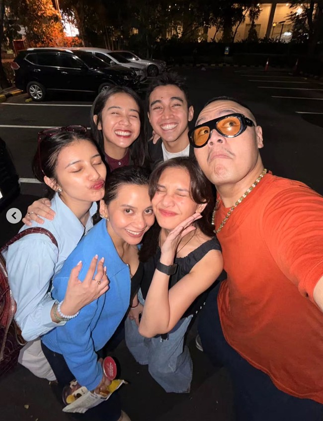 Para sahabat Sheila juga ikut merayakan bersama. Dalam salah satu foto yang dibagikan terlihat Sheila pergi bersama para sahabat. Foto: Instagram/@sheiladaisha