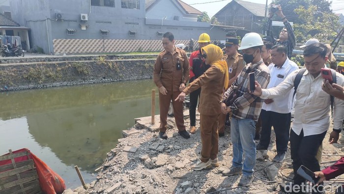 Sidak proyek rumah pompa di Sidokare, Wakil Bupati Sidoarjo menemukan adanya material yang tidak sesuai dengan spesifikasi.