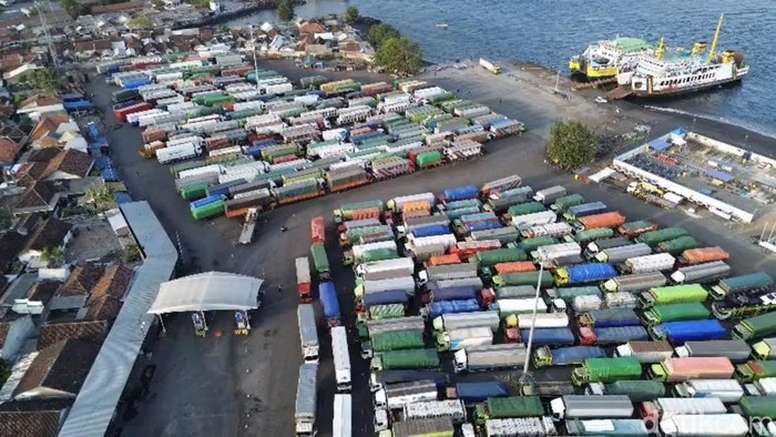 Situasi di Pelabuhan Ketapang Banyuwangi usai macet panjang mencapai 17 km.