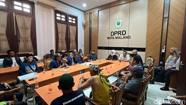 Sopir angkot geruduk DPRD Kota Malang dan audiensi