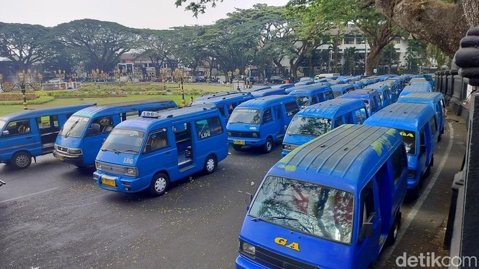 Sopir angkot geruduk DPRD Kota Malang dan audiensi