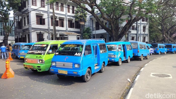Sopir angkot geruduk DPRD Kota Malang dan audiensi