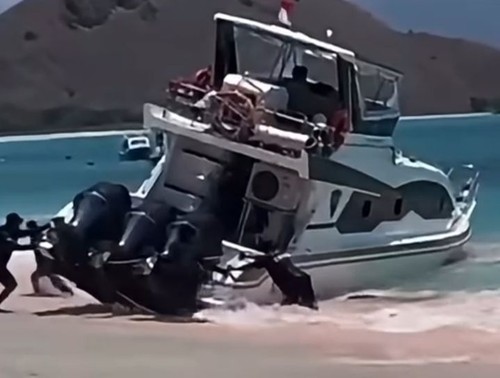 Speedboat terdampar di tepi pantai Long Pink Beach, TN Komodo, Manggarai Barat, NTT, Senin (28/9/2026) (Istimewa)
